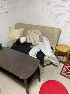 疲れ果ててぐったりしている男子高校生　｜大田区東雪谷羽金ピアノ教室