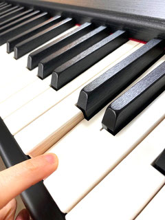 新しい電子ピアノの鍵盤は木製です｜大田区東雪谷羽金ピアノ教室