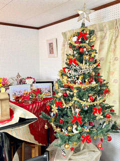 羽金教室内に飾ったクリスマスツリー｜大田区東雪谷羽金ピアノ教室