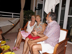 Michelle, Grazia et Gianfranco sur la terrasse de nuit