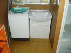洗濯排水管の位置を変更、きれいに収まりました。同時に床、洗面台を新設。