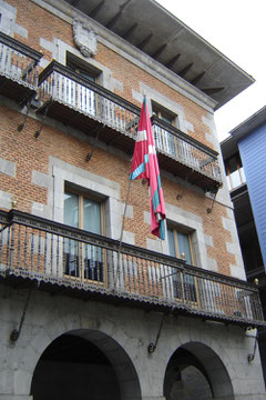 Plaza Zarra. L'Ayuntamienho (hôtel de ville) du XVIIes sur lequel flotte le drapeau basque.