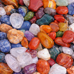 Guide de la lithothérapie sur les pierres naturelles – vertus, chakras, couleurs et signes du zodiaque