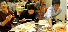 合宿での夕食の一場面(中央が世界の小川)。このあとエビチリの食べ過ぎで、顔がフグのように膨らんでしまったフグ事件は、KJではとても有名の話です。