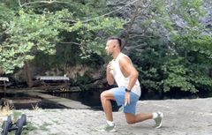 Aus dem Personal Training - "Gymnastik" in der Natur - Lunges vor einem Wasserfall ausgeführt