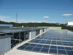 春日井工場屋上に設置された太陽光発電装置