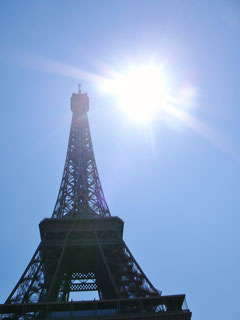 パリ：エッフェル塔の下で
