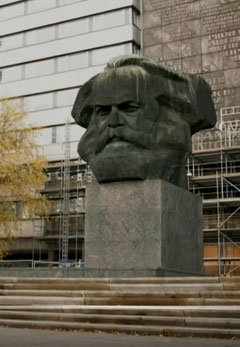 Karl-Marx-Monument in Chemniz (screenshot SRF)