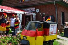 Die fußballverrückte Crew der Bahnhofstube in Zühlsdorf