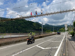 県道と線路、そして大井川の上を渡る塩郷の吊り橋