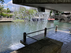 滝のトンネルは飛沫がかかって気持ちいい