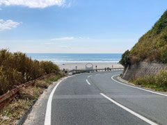 カーブを曲がると伊古部海岸の駐車スペース