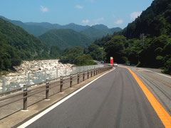 木曽川沿いに続くR19。水面や緑が美しい