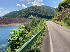 ダム湖の湖畔道路を走ってアクセスするのもよし