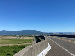 前方に見えるのが池田山。東海環状自動車道で