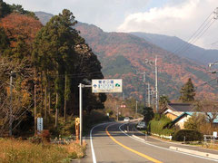 県道56号を北へ。正面に見えるのは養老山麓