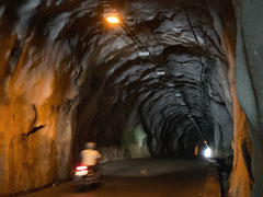 素掘り感あるモルタル吹付けのトンネル