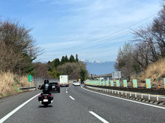 正面に冠雪した北アルプス。長野自動車道で
