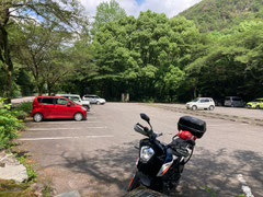 無料駐車場の木陰にバイクを停める