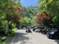 釜ヶ滝滝茶屋前で駐車スペースを見つけて駐輪