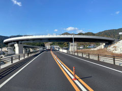 開通した蒲郡バイパス。なお、名豊道路は原付通行不可