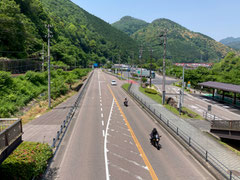 気持ちの良いR41。写真奥が七宗橋交差点
