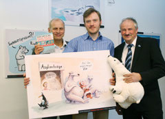 Preisträger Marcus Wilke (mitte) mit den Gratulanten Dr. Axel Friedrich (links) und NABU Präsident Olaf Tschimpke (rechts)