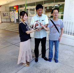 右から早川始代表、中山市長、そして里親になった佐藤絵里奈さん(一番左)