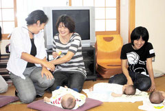 交流を楽しむ「ルーキーママ」たち=22日午後、市健康福祉センター