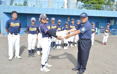 上原ストームズへボールを寄贈した八重山OB野球クラブ=30日午前、第2多目的広場
