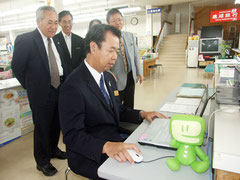 e―Taxで確定申告する川満町長=16日午前、町役場
