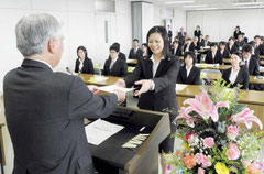 希望と決意を持ち、辞令を受ける新規教職員=八重山教育事務所