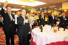 岩手かけはし交流協会主催のパーティで乾杯する石垣、岩手の関係者(22日夜)