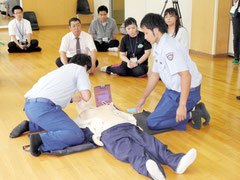 AED使用方法を学ぶ、教職員=石垣中