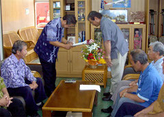 2008年9月、町民514人の署名を持って外間町長に自衛隊誘致を要請する町防衛協会のメンバー