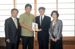 「遺言が実現したことを墓前に報告したい」と語る木場さん(右から2人目)と喜舎場さん(右端)=石垣市民会館
