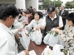 苗木を受け取る市民ら=市役所