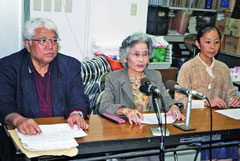 竹富町へ公民教科書を寄贈する方針を発表する町民の会メンバー23日午後、沖教組八重山支部会議室
