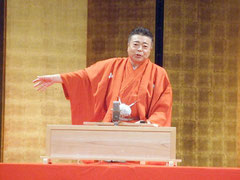 軽快な話術で観客の笑いを誘った桂塩鯛さん=3日夜、市民会館中ホール