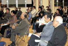 教科書問題で原告の支援集会が開かれた=8日夜、市健康福祉センター