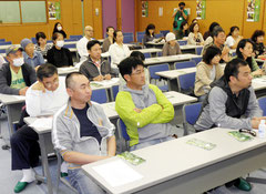 熱心に講演を聞き入る参加者=市健康福祉センター