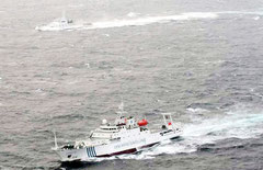 領海内に侵入した「海監50」(写真手前)と巡視船いしがき(奥)=16日(写真提供・第11管区海上保安本部)