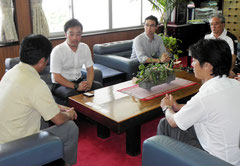 来年も石垣島キャンプを行うことを説明する加藤課長(左から2番目)=市役所
