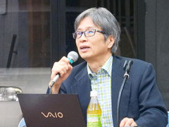 自らのがん治療の実体験を話す日本癌治療学会副理事長の杉山徹医師=24日夜、竹富島まちなみ館