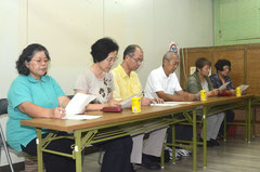 自衛隊コンサートに抗議する、平和憲法を守る八重山連絡協のメンバー=官公労共済会館、登野城