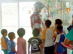 児童養護施設ならさに訪れたウルトラマンエース=7日午前、同施設