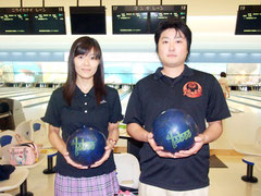 右からアマチュア男子優勝の比嘉さん、女子優勝の赤嶺さん=5日午後、石垣あやぱにボウル