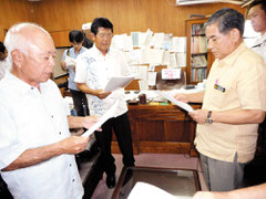 自衛隊配備に反対する要請書を漢那副市長に提出する下野会長(左)=10日午後、市役所