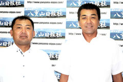 浦添商の甲子園出場を報告した石垣市出身の宮良監督(右)、真玉橋コーチ