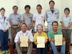 エコファーマーとなった(前列右から)柳田さん、代理の下地啓子さん、大浜さん=八重山合同庁舎